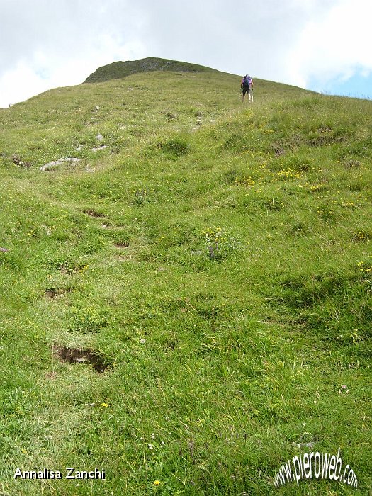 23 Su ripidi pendii verso l'Aralalta.JPG